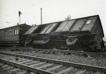 807689 Afbeelding van de ontspoorde en gekantelde ijlgoederenwagenwagen E 4103 van de N.S. (meelopend in trein 1107, ...